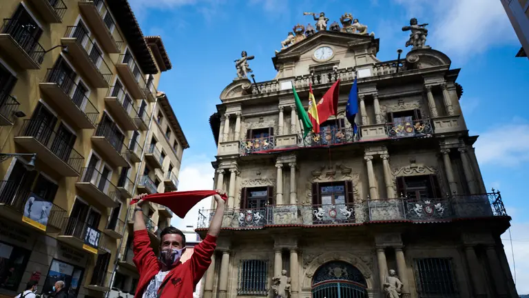 400 personas celebran el no chupinazo de San Fermín 2020 en la Plaza del Ayuntamiento. PABLO LASAOSA
