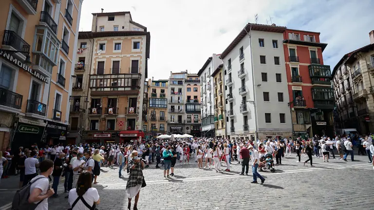 400 personas celebran el no chupinazo de San Fermín 2020 en la Plaza del Ayuntamiento. PABLO LASAOSA