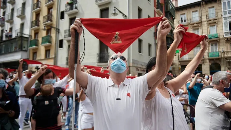 400 personas celebran el no chupinazo de San Fermín 2020 en la Plaza del Ayuntamiento. PABLO LASAOSA