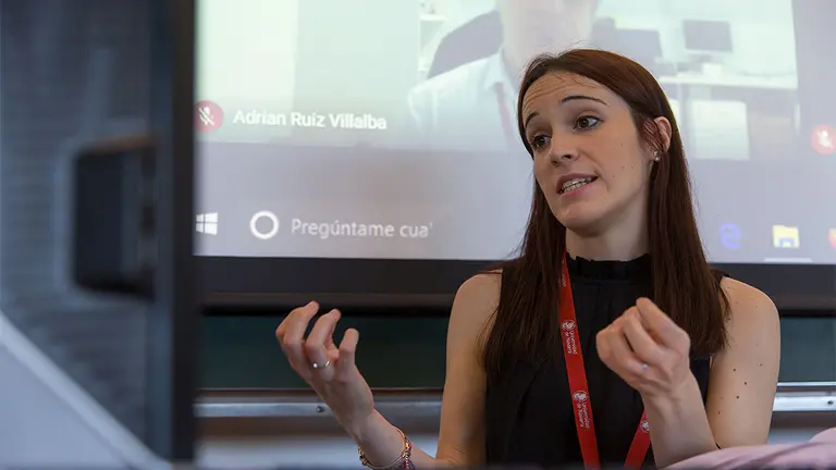 La pamplonesa Laura Saludas, durante la defensa de su tesis en el edificio de Ciencias, con cuatro miembros del tribunal online