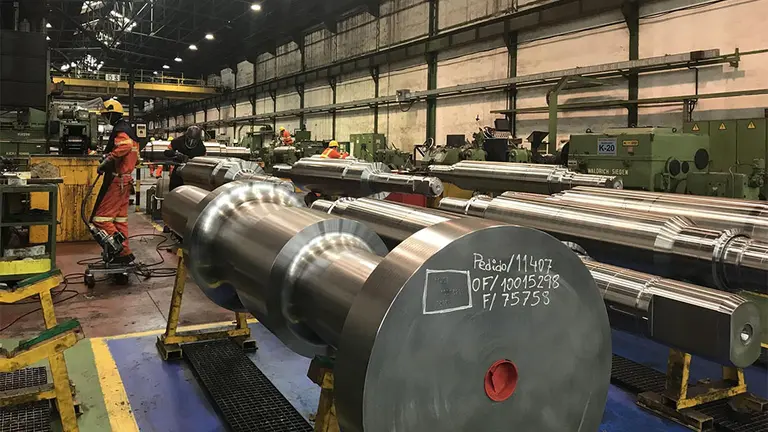 Trabajador en una nave industrial. ARCHIVO