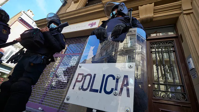 Agentes de la Policía Nacional controlan la afluencia de gente en la Plaza del Consistorio en el momento en el que de celebrarse los Sanfermines 2020 hubiera tenido lugar el famoso chupinazo, en Pamplona, Navarra (España), a 5 de julio de 2020. Pamplona afronta este lunes con medidas para intentar evitar que se produzcan aglomeraciones en la ciudad en el día en el que deberían comenzar los Sanfermines de 2020, que, sin embargo, han sido suspendidos por la pandemia de Covid-19.

06 JULIO 2020;COVID-19;NO SANFERMINES;CELEBRACIÓN;GENTE;FIESTA;TRADICIÓN;TOROS

6/7/2020