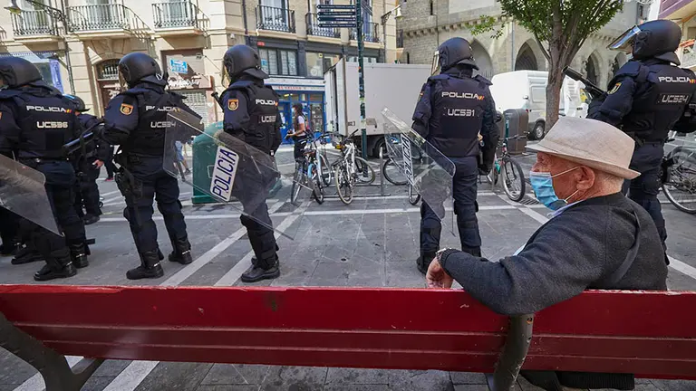 Agentes de la Policía Nacional controlan la afluencia de gente en la Plaza del Consistorio en el momento en el que de celebrarse los Sanfermines 2020 hubiera tenido lugar el famoso chupinazo, en Pamplona, Navarra (España), a 5 de julio de 2020. Pamplona afronta este lunes con medidas para intentar evitar que se produzcan aglomeraciones en la ciudad en el día en el que deberían comenzar los Sanfermines de 2020, que, sin embargo, han sido suspendidos por la pandemia de Covid-19.

06 JULIO 2020;COVID-19;NO SANFERMINES;CELEBRACIÓN;GENTE;FIESTA;TRADICIÓN;TOROS

6/7/2020