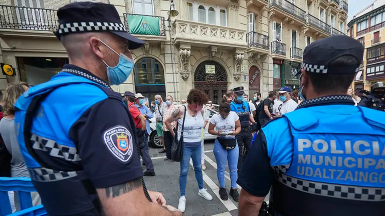 Agentes de la Policía Municipal controlan la afluencia de gente en la Plaza del Consistorio en el momento en el que de celebrarse los Sanfermines 2020 hubiera tenido lugar el famoso chupinazo, en Pamplona, Navarra (España), a 5 de julio de 2020. Pamplona afronta este lunes con medidas para intentar evitar que se produzcan aglomeraciones en la ciudad en el día en el que deberían comenzar los Sanfermines de 2020, que, sin embargo, han sido suspendidos por la pandemia de Covid-19.

06 JULIO 2020;COVID-19;NO SANFERMINES;CELEBRACIÓN;GENTE;FIESTA;TRADICIÓN;TOROS

6/7/2020