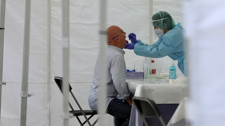 Una sanitaria le realiza un frotis bucal a un vecino de Ordizia en una de las carpas instaladas en el parque Barrena por el Ayuntamiento de Ordizia para realizar test ante el posible brote de COVID-19 detectado en la localidad guipuzcoana, en Ordizia, Guipúzcoa, País Vasco (España), a 6 de julio de 2020. Las diez carpas se han instalado a las 10.00 horas de este lunes para realizar pruebas PCR. Se prevé que a lo largo de la jornada se realicen entre 500 y 700 pruebas.

06 JULIO 2020 CORONAVIRUS;PANDEMIA;POSITIVO;NEGATIVO;ENFERMEDAD

6/7/2020