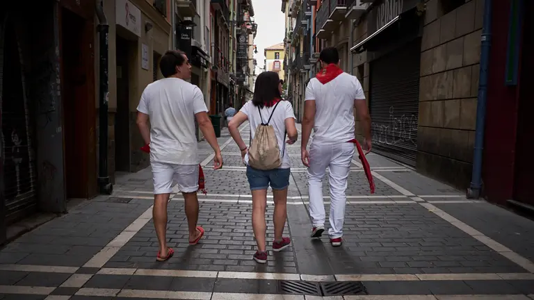 Ambiente por las calles de Pamplona durante la tarde del 6 de julio de 2020. PABLO LASAOSA
