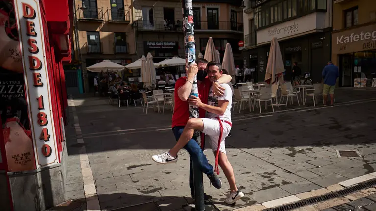 Ambiente por las calles de Pamplona durante la tarde del 6 de julio de 2020. PABLO LASAOSA