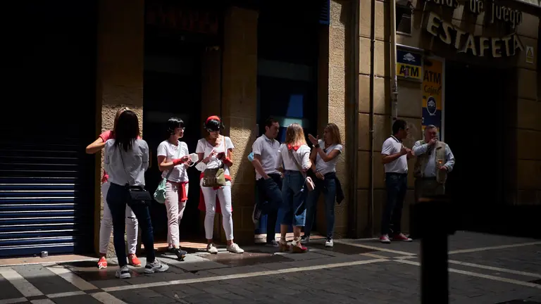 Ambiente por las calles de Pamplona durante la tarde del 6 de julio de 2020. PABLO LASAOSA