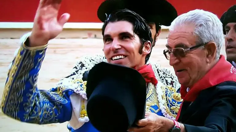 Damián Sánchez, el alcalde de Sol, durante la entrega del pañuelo a Cayetano Rivera Ordóñez.