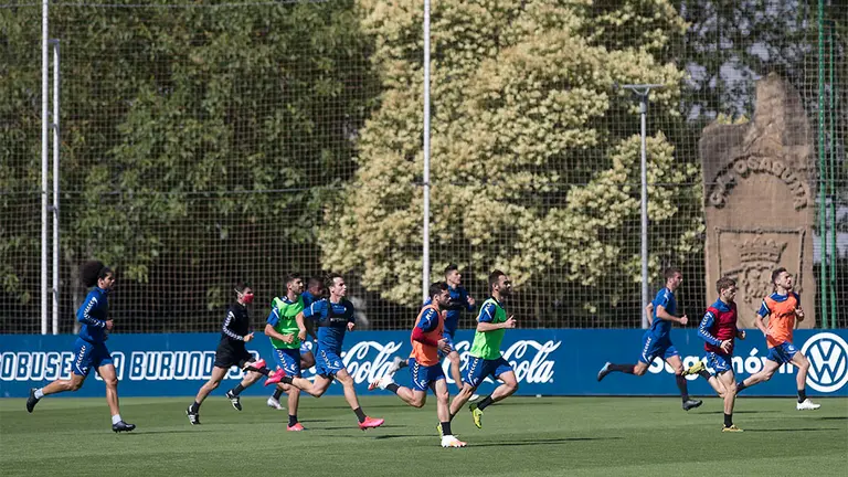 Los jugadores del equipo rojillo se entrenan en Tajonar antes de viajar a Sevilla para enfrentarse al Betis. OSASUNA