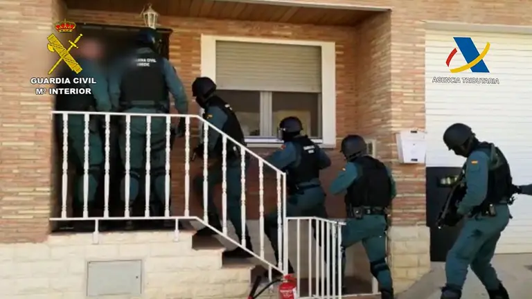 La Guardia Civil accede al interior de una vivienda en Arguedas. CEDIDA