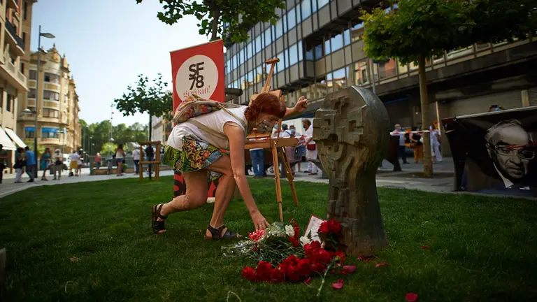 Con el lema "Claveles para Germán, Juicio para Martín Villa", la iniciativa Sanfermines 78 gogoan! homenajea a Germán Rodríguez, Joseba Barandiaran y todas las personas que resultaron heridas en los Sanfermines de 1978. MIGUEL OSÉS