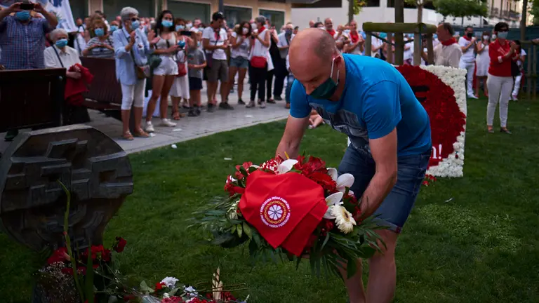 La Federación de Peñas de Pamplona homejea a Germán Rodríguez, asesinado por disparos de la policía en los Sanfermines de 1978. PABLO LASAOSA