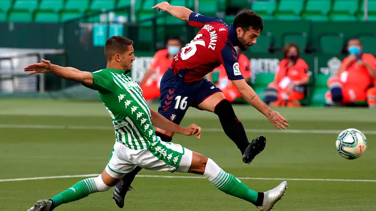 GRAF4760. SEVILLA, 08/07/2020.- El defensa marroquí del Real Betis, Zouhair Feddal (i) disputa un balón con José Arnaiz, delantero del Osasuna, durante el partido de la jornada 35 de LaLiga Santander que se disputa este miércoles en el estadio Benito Villamarín de Sevilla. EFE/ Julio Muñoz

