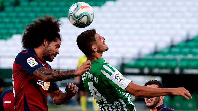 El centrocampista marroquí del Real Betis, Zouhair Feddal (d) disputa un balón con Aridane Hernández (i), defensa del Osasuna, durante el partido de la jornada 35 de LaLiga Santander que se disputa este miércoles en el estadio Benito Villamarín de Sevilla. EFE/ Julio Muñoz