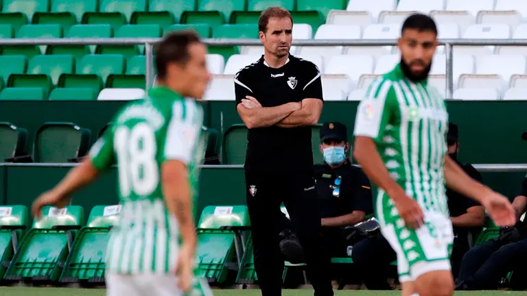 El entrenador de Osasuna, Jagoba Arrasate, durante el partido ante el Betis de la jornada 35 de LaLiga Santander que se disputa este miércoles en el estadio Benito Villamarín de Sevilla. EFE/ Julio Muñoz