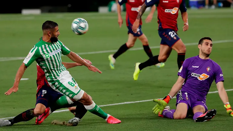 FM3579. SEVILLA, 08/07/2020.- Sergio Herrera, portero del Osasuna (d), rechaza un disparo a bocajarro de Nabil Fekir (i), del Real Betis, durante el partido de la jornada 35 de LaLiga Santander que se disputa este miércoles en el estadio Benito Villamarín de Sevilla. EFE/ Julio Muñoz
