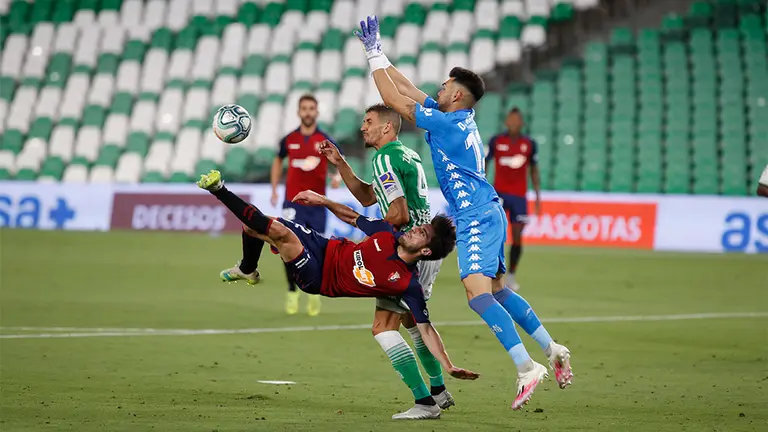 Nacho Vidal intenta una chilena ante el portero del Betis Dani Martín. CA Osasuna.