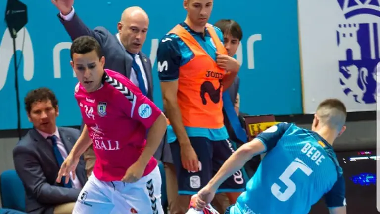 Terry Prestjord con la camiseta del Viña Albali Valdepeñas, ante Bebe del Inter Movistar. Cedida.