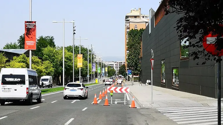 Comienzan las obras del nuevo carril bici de Pamplona en la avenida del Ejército. FERMÍN JAVIER ALONSO