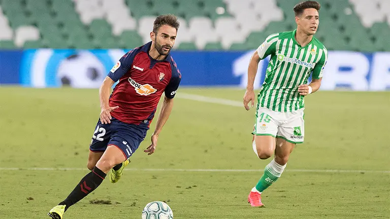 Adrián López conduce el balón ante el Betis en el estadio Benito Villamarín. Cedida.