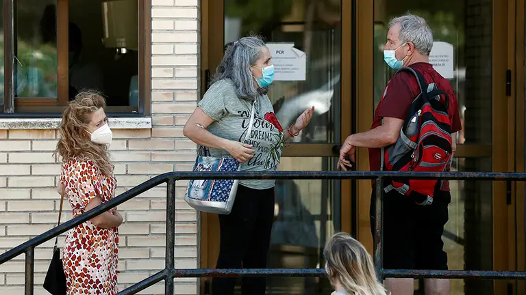 GRAFCAV7177. TUDELA (NAVARRA), 10/07/2020.- Un grupo de personas esperan en el exterior del Hospital Reina Sofía a ser llamados para realizarles las pruebas PCR tras detectarse en la localidad navarra de Tudela un brote por COVID-19 tras la celebración de una boda. EFE/ Jesus Diges
