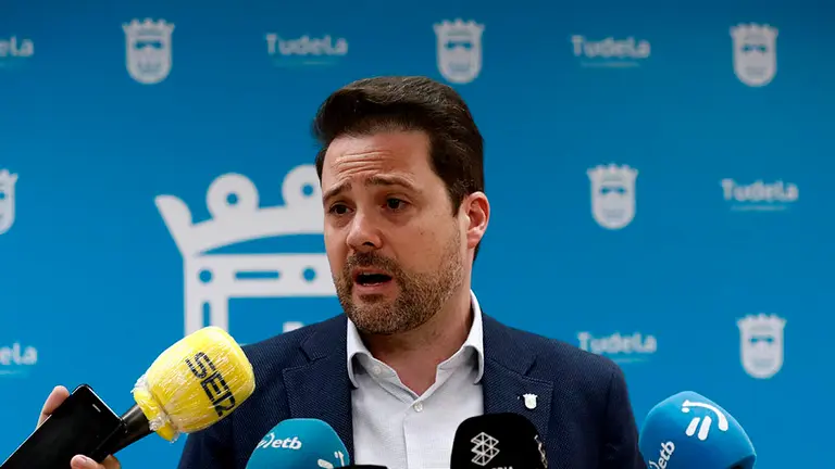 GRAFCAV7174. TUDELA (NAVARRA), 10/07/2020.- El alcalde de Tudela atiende a los medios de comunicación donde, entre otras cosas ha manifestado que el Ayuntamiento de Tudela se ha puesto a disposición del departamento de Salud del Gobierno de Navarra para trabajar conjuntamente ante el brote de COVID-19 detectado en la ciudad, al tiempo que ha hecho un llamamiento a la responsabilidad colectiva y individual.  EFE/ Jesus Diges
