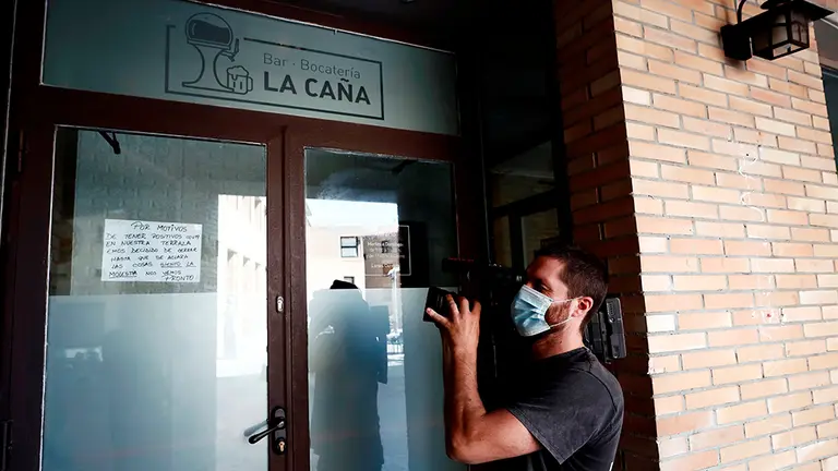 Un cámara de televisión toma imágenes de uno de los bares de la localidad de Tudela que ha cerrado después de que algunos de los invitados a la boda, donde 23 personas se contagiaron de coronavirus, lo celebrase en su terraza. EFE/ Jesus Diges