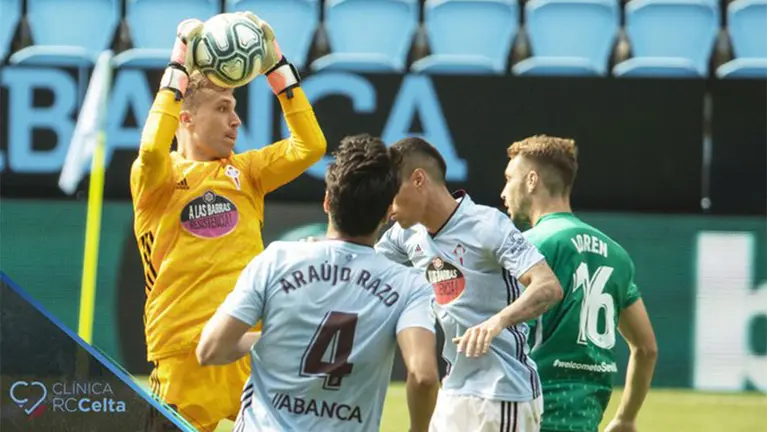 El portero Rubén Blanco del Celta atajando un balón por alto. @RCCelta.