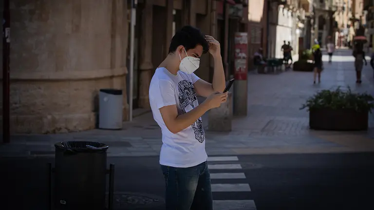 Un joven protegido con mascarilla camina por una calle del centro de Lleida, capital de la comarca del Segrià, en Lleida, Catalunya (España), a 6 de julio de 2020. El presidente de la Generalitat, Quim Torra, anunció el pasado sábado el confinamiento perimetral por 14 días de la comarca del Segrià debido al aumento considerable de los números de contagios del COVID-19.

07 JULIO 2020

6/7/2020