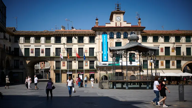 Varias personas caminan por la Plaza de los Fueros de Tudela durante el rebrote de coronavirus en esa localidad. PABLO LASAOSA
