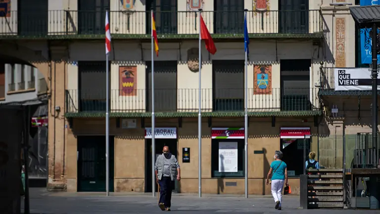 Varias personas caminan por la Plaza de los Fueros de Tudela durante el rebrote de coronavirus en esa localidad. PABLO LASAOSA