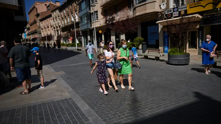 Varias personas caminan por la Plaza de los Fueros de Tudela durante el rebrote de coronavirus en esa localidad. PABLO LASAOSA