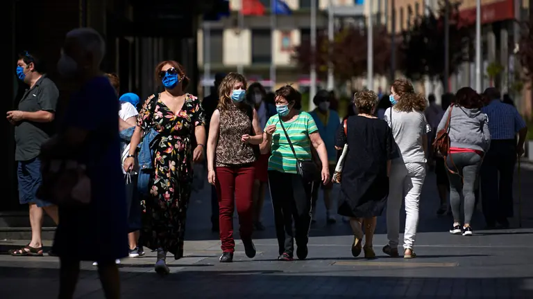 Varias personas caminan por la Plaza de los Fueros de Tudela durante el rebrote de coronavirus en esa localidad. PABLO LASAOSA