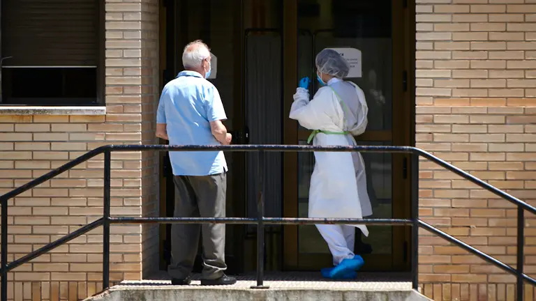 Varias personas esperan a hacerse el test PCR a raíz del rebrote de coronavirus en Tudela. PABLO LASAOSA