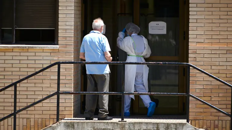 Varias personas esperan a hacerse el test PCR a raíz del rebrote de coronavirus en Tudela. PABLO LASAOSA