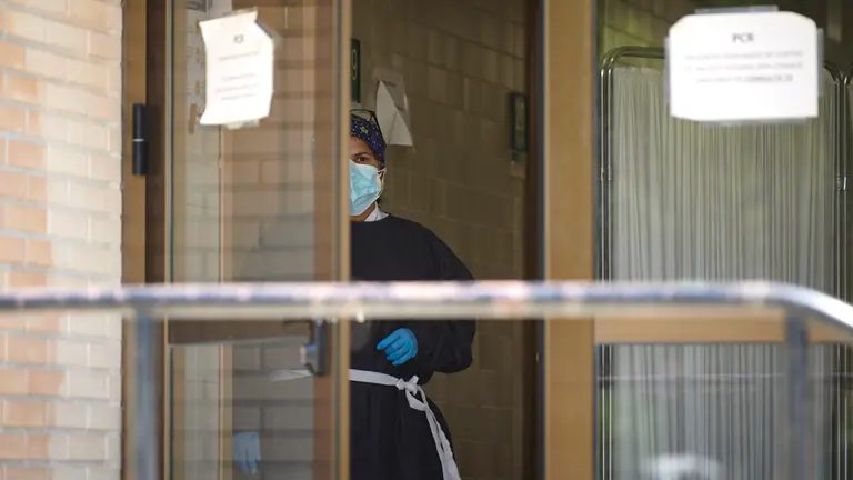 Una sanitaria durante la realización de pruebas PCR en el Hospital Reina Sofía de Tudela. PABLO LASAOSA