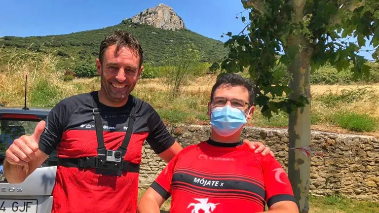 Ricardo Abad, junto a Sergio, el chico al que ayuda TWITTER (@RikiAbad)