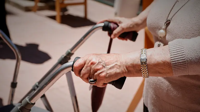 Una residente de la Residencia de Mayores Pablo Neruda (C/ Santa Clara, 1, Ciempozuelos, Madrid) camina con andador durante el "Día de los Mayores", una celebración convocada por la Asociación de Víctimas del COVID-19. En Ciempozuelos, Madrid (España) a 28 de junio de 2020. Durante este día se reparten regalos benéficos en las residencias en lotes de productos, y se dedica una adaptación musical de la canción “Contigo aprendí…” realizada por las  periodistas y cantantes Candela Palazón  y Celia Blanco.

28 JUNIO 2020 MAYORES;ANCIANOS;CORONAVIRUS;MASCARILLAS

28/6/2020