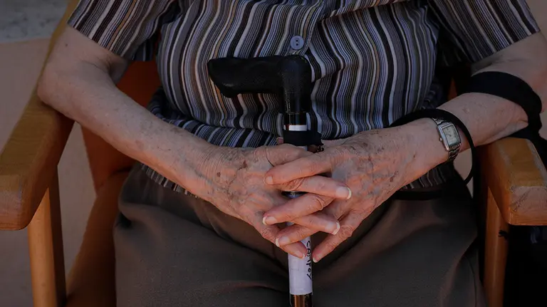 Una residente de la Residencia de Mayores Pablo Neruda (C/ Santa Clara, 1, Ciempozuelos, Madrid) escucha la actuación musical de la canción “Contigo aprendí…” realizada por las  periodistas y cantantes Candela Palazón y Celia Blanco, durante el "Día de los Mayores", una celebración convocada por la Asociación de Víctimas del COVID-19. En Ciempozuelos, Madrid (España) a 28 de junio de 2020. Durante este día también se reparten regalos benéficos en las residencias en lotes de productos.

28 JUNIO 2020 MAYORES;ANCIANOS;CORONAVIRUS;MASCARILLAS

28/6/2020