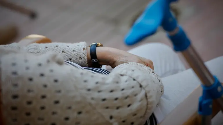 Una residente de la Residencia de Mayores Pablo Neruda (C/ Santa Clara, 1, Ciempozuelos, Madrid) escucha la actuación musical de la canción “Contigo aprendí…” realizada por las  periodistas y cantantes Candela Palazón y Celia Blanco, durante el "Día de los Mayores", una celebración convocada por la Asociación de Víctimas del COVID-19. En Ciempozuelos, Madrid (España) a 28 de junio de 2020. Durante este día también se reparten regalos benéficos en las residencias en lotes de productos.

28 JUNIO 2020 MAYORES;ANCIANOS;CORONAVIRUS;MASCARILLAS

28/6/2020