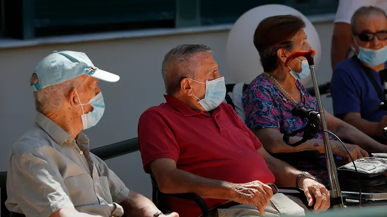 Residentes de la Residencia de Mayores Pablo Neruda (C/ Santa Clara, 1, Ciempozuelos, Madrid) escuchan la actuación musical de las periodistas y cantantes Candela Palazón y Celia Blanco durante el "Día de los Mayores", una celebración convocada por la Asociación de Víctimas del COVID-19. En Ciempozuelos, Madrid (España) a 28 de junio de 2020. Durante este día se reparten también regalos benéficos en las residencias en lotes de productos.

28 JUNIO 2020 MAYORES;ANCIANOS;CORONAVIRUS;MASCARILLAS

28/6/2020