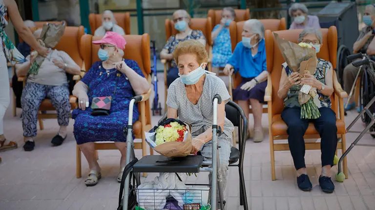 Residentes de la Residencia de Mayores Pablo Neruda (C/ Santa Clara, 1, Ciempozuelos, Madrid) reciben un ramo de flores durante el "Día de los Mayores", una celebración convocada por la Asociación de Víctimas del COVID-19. En Ciempozuelos, Madrid (España) a 28 de junio de 2020. Durante este día se reparten regalos benéficos en las residencias en lotes de productos, y se dedica una adaptación musical de la canción “Contigo aprendí…” realizada por las periodistas y cantantes Candela Palazón y Celia Blanco.

28 JUNIO 2020 MAYORES;ANCIANOS;CORONAVIRUS;MASCARILLAS

28/6/2020