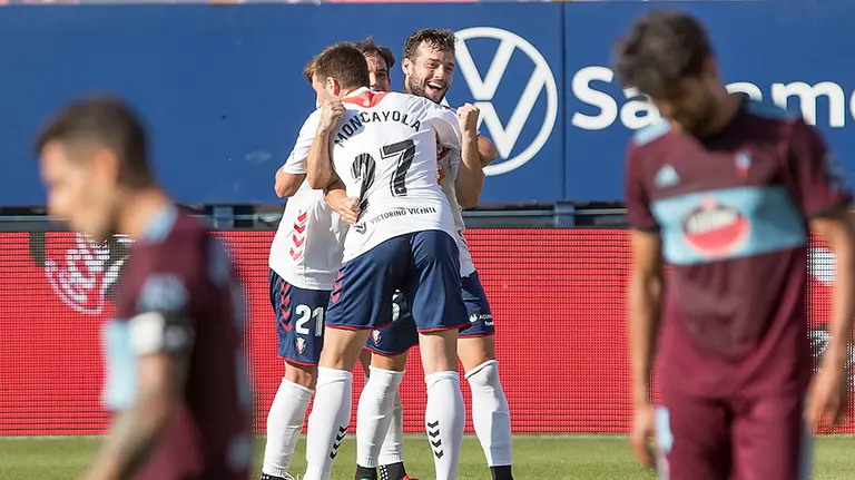 Alegría de los jugadores rojillos tras marcar un gol al Celta en El Sadar. CA Osasuna.