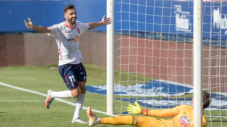 Enric gallego celebra un gol del equipo rojillo al Celta en El Sadar. CA Osasuna.