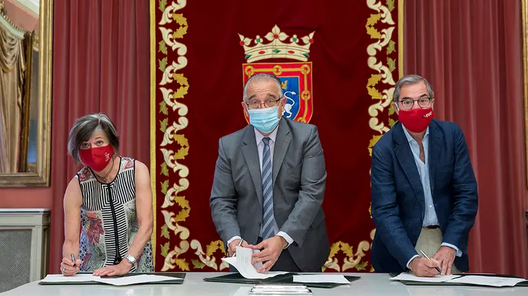 Firma de la colección de arte Pi Fernandino en el Ayuntamiento de pamplona. CEDIDA