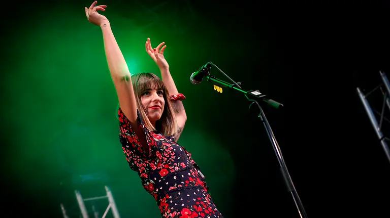 La Chica Sobresalto, nombre artístico de Maialen Gurbindo, durante el ciclo de música del Ayuntamiento de Pamplona 'Noches en la Ciudadela'.  EFE