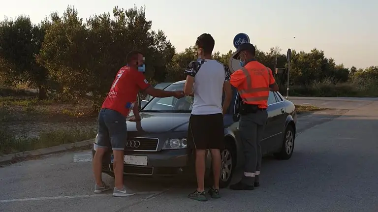Multados por circular en un coche sin llevar puesta la mascarilla POLICÍA FORAL