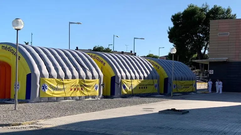 Área sanitaria móvil instalada junto al Hospital Universitario Arnau de Vilanova de Lleida.

Área sanitaria móvil instalada junto al Hospital Universitario Arnau de Vilanova de Lleida.


7/7/2020