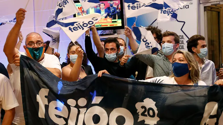 GRAF7041. SANTIAGO DE COMPOSTELA, 12/07/2020.- Simpatizantes del presidente de la Xunta, Alberto Núñez Feijóo, esperan su llegada tras revalidar su cuarta mayoría absoluta, esta noche en un hotel de Santiago de Compostela. EFE/Lavandeira jr
